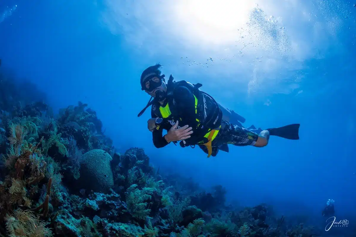 Alumno del curso PADI Open Water nadando sobre el arrecife en San Andrés