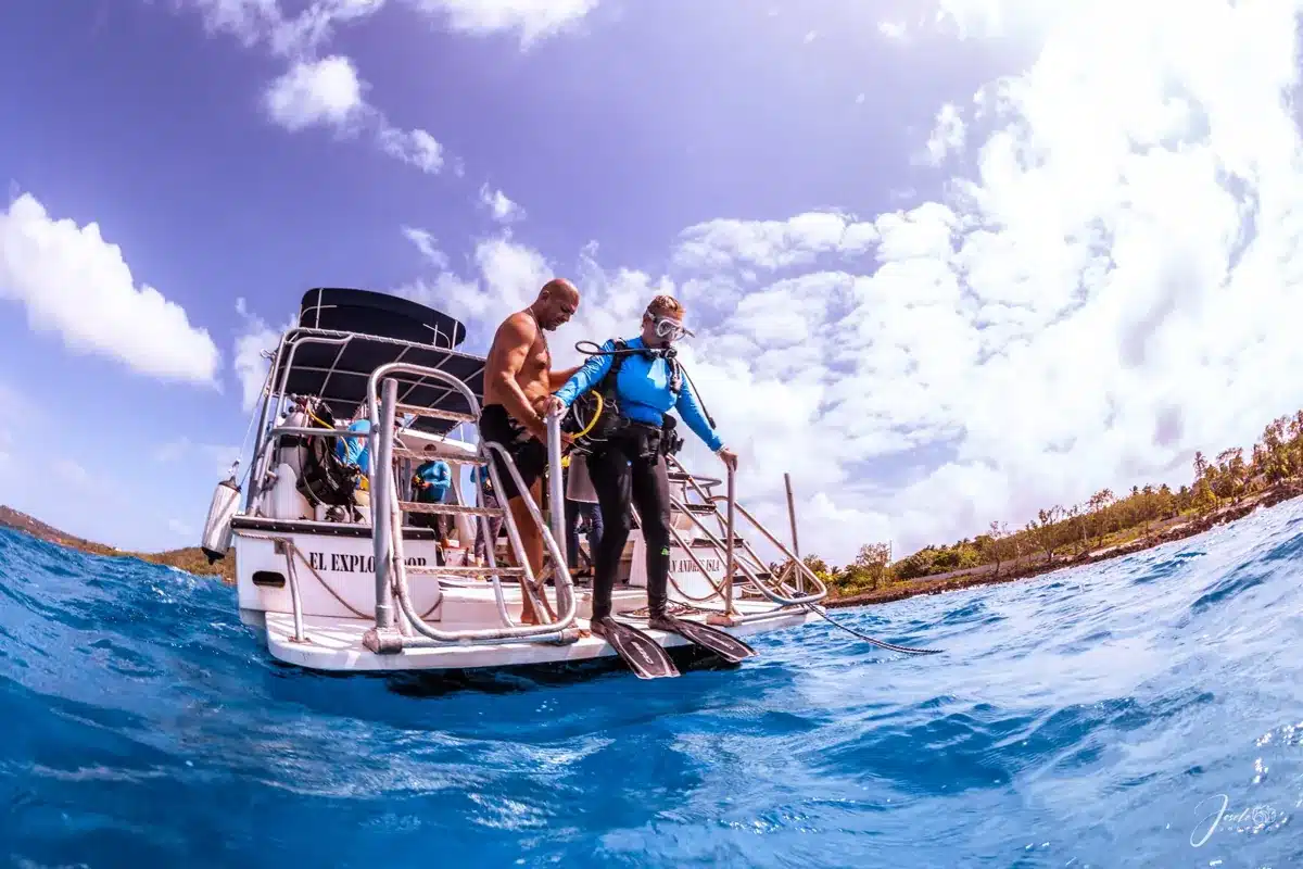Buzos entrando al agua desde el barco de Blue Life en San Andrés