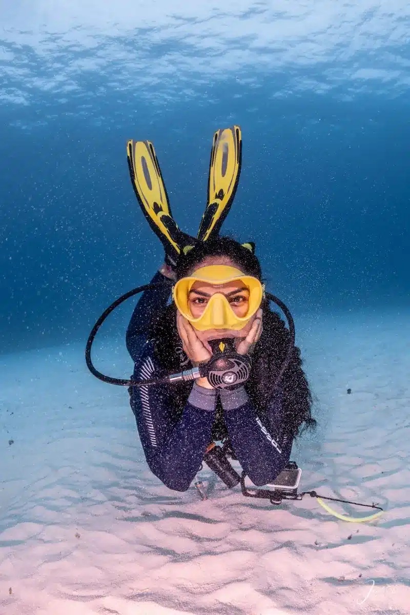 Alumna de mini curso de buceo en el fondo de arena en San Andrés